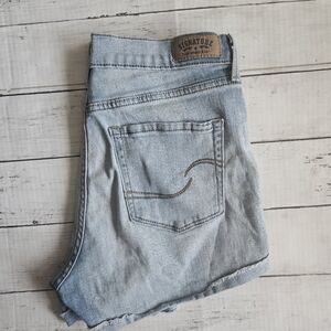 Levi's High‎ Rise Shortie Light Wash Size 4/27